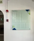 Periodico mural de vidrio templado
